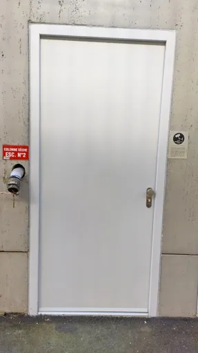 Remplacement de trois portes coupe-feu sur le campus Queyries à Bordeaux Bastide.