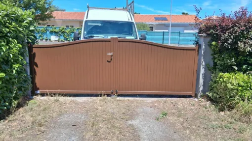 Pose neuve de portail aluminium marron à deux battants en Gironde, Bordeaux, Moderne Menuiserie 33