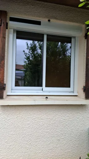 Remplacement d'une fenêtre par un coulissant K-Line avec un volet roulants solaire Soprofen à Pompignac, Bordeaux, Moderne Menuiserie 33