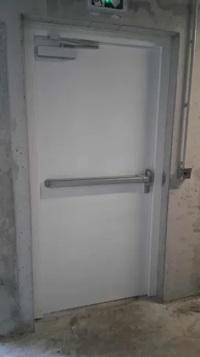 Installation d'une porte coupe-feu avec barre antipanique et serrure électrique à Cenon, Bordeaux, Moderne Menuiserie 33