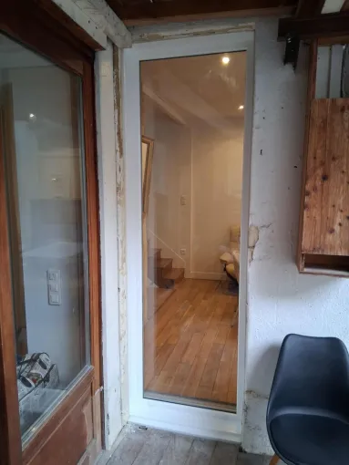 Création et pose d’un châssis fixe PVC avec vitrage sécurit à Bordeaux – Chantier Bornstein, Bordeaux, Moderne Menuiserie 33