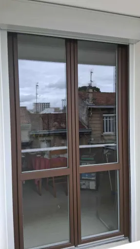 Remplacement d’une porte-fenêtre bois par une menuiserie PVC bicolore avec volet roulant électrique à Bordeaux, Bordeaux, Moderne Menuiserie 33