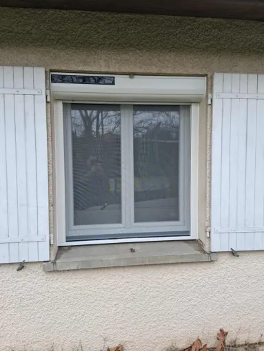 Pose de volets roulants solaires aluminium SOPROFEN  à Ambarès-et-Lagrave, Bordeaux, Moderne Menuiserie 33