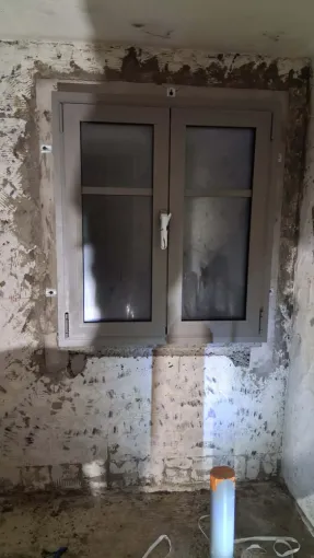 Pose d’une fenêtre oscillo-battante aluminium 2 vantaux à Pugnac, Bordeaux, Moderne Menuiserie 33