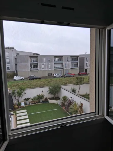 Installation de moustiquaires fenêtres sur mesure enroulables à Bordeaux, Bordeaux, Moderne Menuiserie 33