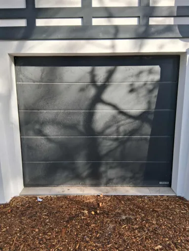 Moderne Menuiserie 33 : Pose d’une porte de garage sectionnelle motorisée gris anthracite à Saint-Ciers-sur-Gironde, Bordeaux, Moderne Menuiserie 33