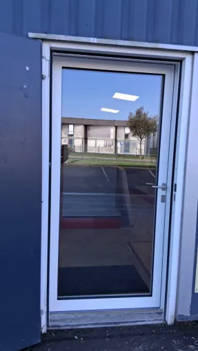 Pose d’une porte grand passage à Bordeaux par Moderne Menuiserie 33 : performance, sécurité et esthétisme au rendez-vous, Bordeaux, Moderne Menuiserie 33