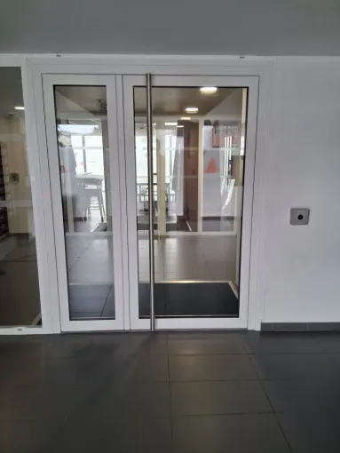 Pose d’une porte grand trafic 2 vantaux en aluminium K-Line à Cenon : une réalisation signée Moderne Menuiserie 33, Bordeaux, Moderne Menuiserie 33