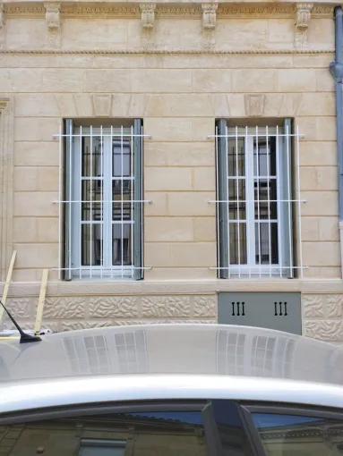 Pose de grilles de défense à Bordeaux : sécuriser sa maison tout en gardant la possibilité d’aérer sereinement, Bordeaux, Moderne Menuiserie 33
