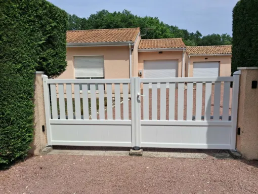 Pose d’un portail PVC motorisé à Étauliers : sécurité, confort et esthétique pour votre entrée, Bordeaux, Moderne Menuiserie 33