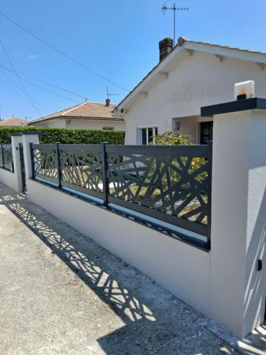 Pose de couvertines sur une clôture à Reignac : protégez durablement votre muret avec Moderne Menuiserie 33, Bordeaux, Moderne Menuiserie 33