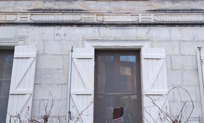 Ancienne menuiserie bois avec volet battant bois avant intervention Moderne menuiserie 33