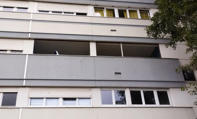 Façade en cour d'intervention de Moderne menuiserie 33 