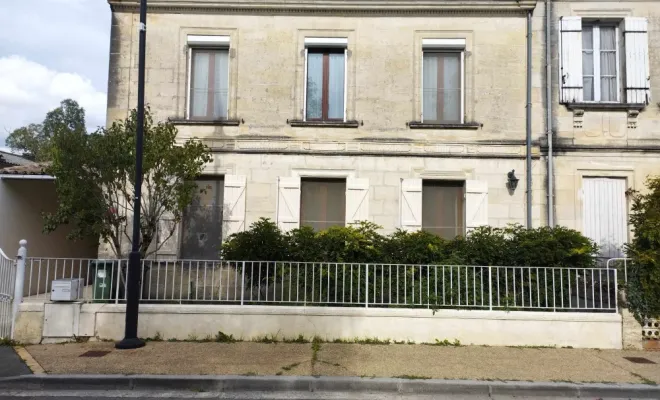 Façade avant l'intervention de Moderne menuiserie 33 