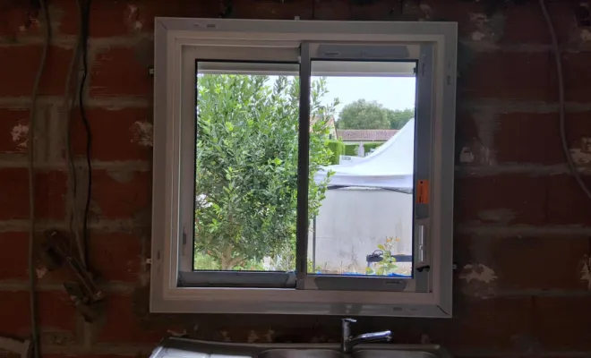 Remplacement d'une fenêtre par un coulissant K-Line avec un volet roulants solaire Soprofen à Pompignac, Bordeaux, Moderne Menuiserie 33