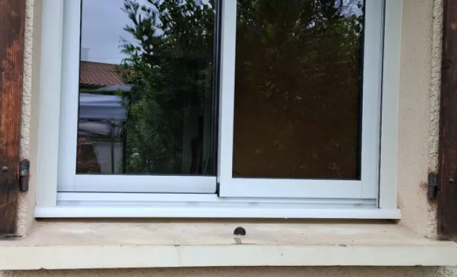 Remplacement d'une fenêtre par un coulissant K-Line avec un volet roulants solaire Soprofen à Pompignac, Bordeaux, Moderne Menuiserie 33