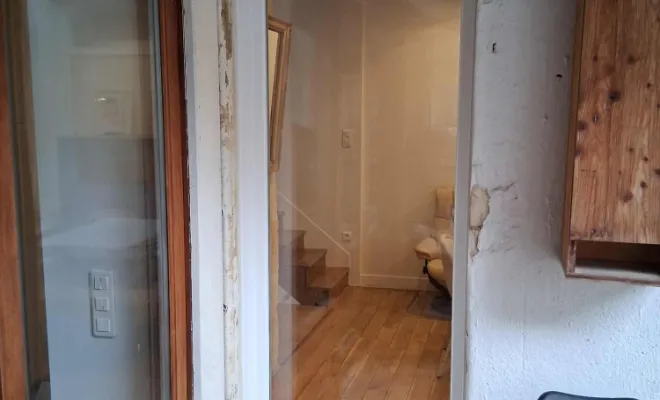 Création et pose d’un châssis fixe PVC avec vitrage sécurit à Bordeaux – Chantier Bornstein, Bordeaux, Moderne Menuiserie 33