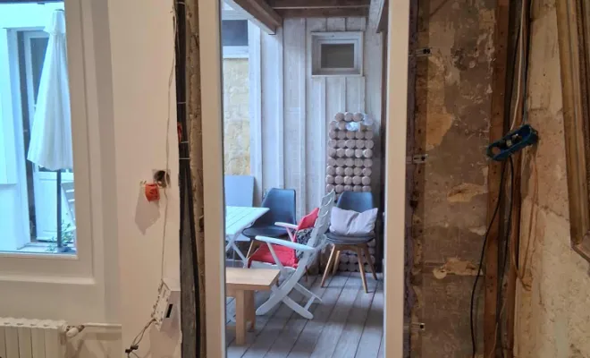 Création et pose d’un châssis fixe PVC avec vitrage sécurit à Bordeaux – Chantier Bornstein, Bordeaux, Moderne Menuiserie 33