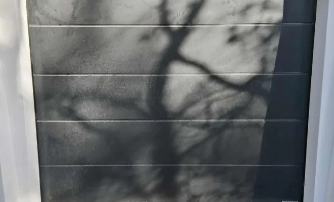 Moderne Menuiserie 33 : Pose d’une porte de garage sectionnelle motorisée gris anthracite à Saint-Ciers-sur-Gironde, Bordeaux, Moderne Menuiserie 33