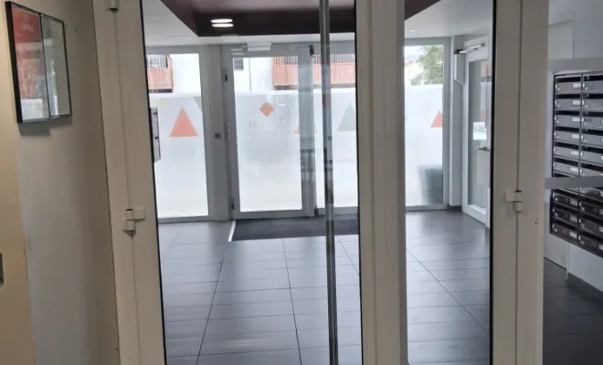 Pose d’une porte grand trafic 2 vantaux en aluminium K-Line à Cenon : une réalisation signée Moderne Menuiserie 33, Bordeaux, Moderne Menuiserie 33