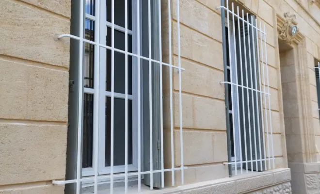 Pose de grilles de défense à Bordeaux : sécuriser sa maison tout en gardant la possibilité d’aérer sereinement, Bordeaux, Moderne Menuiserie 33