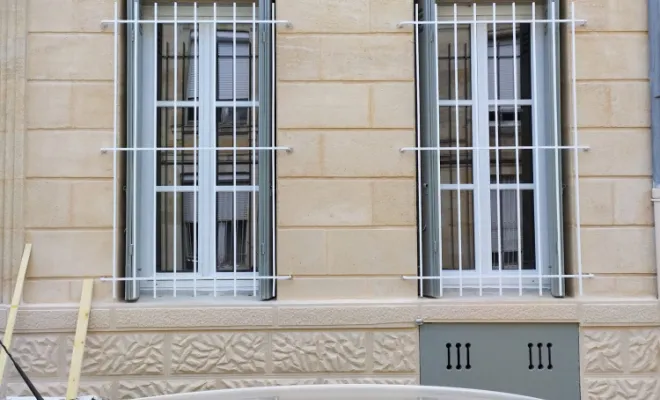Pose de grilles de défense à Bordeaux : sécuriser sa maison tout en gardant la possibilité d’aérer sereinement, Bordeaux, Moderne Menuiserie 33