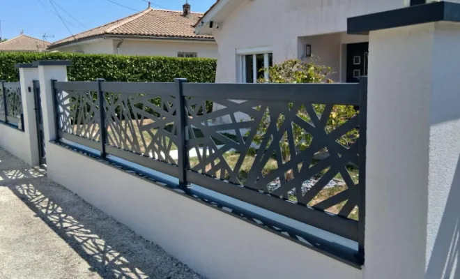 Pose de couvertines sur une clôture à Reignac : protégez durablement votre muret avec Moderne Menuiserie 33, Bordeaux, Moderne Menuiserie 33