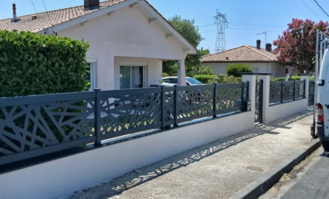 Pose de couvertines sur une clôture à Reignac : protégez durablement votre muret avec Moderne Menuiserie 33, Bordeaux, Moderne Menuiserie 33