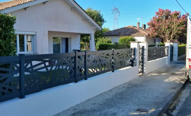 Pose de couvertines sur une clôture à Reignac : protégez durablement votre muret avec Moderne Menuiserie 33, Bordeaux, Moderne Menuiserie 33
